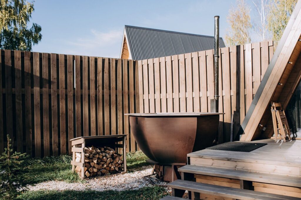 A-frame Skylight №4 с чаном у террасы до 6 гостей, Парк-отель «Дача» в Верхнем Дуброво: банный чан у забора