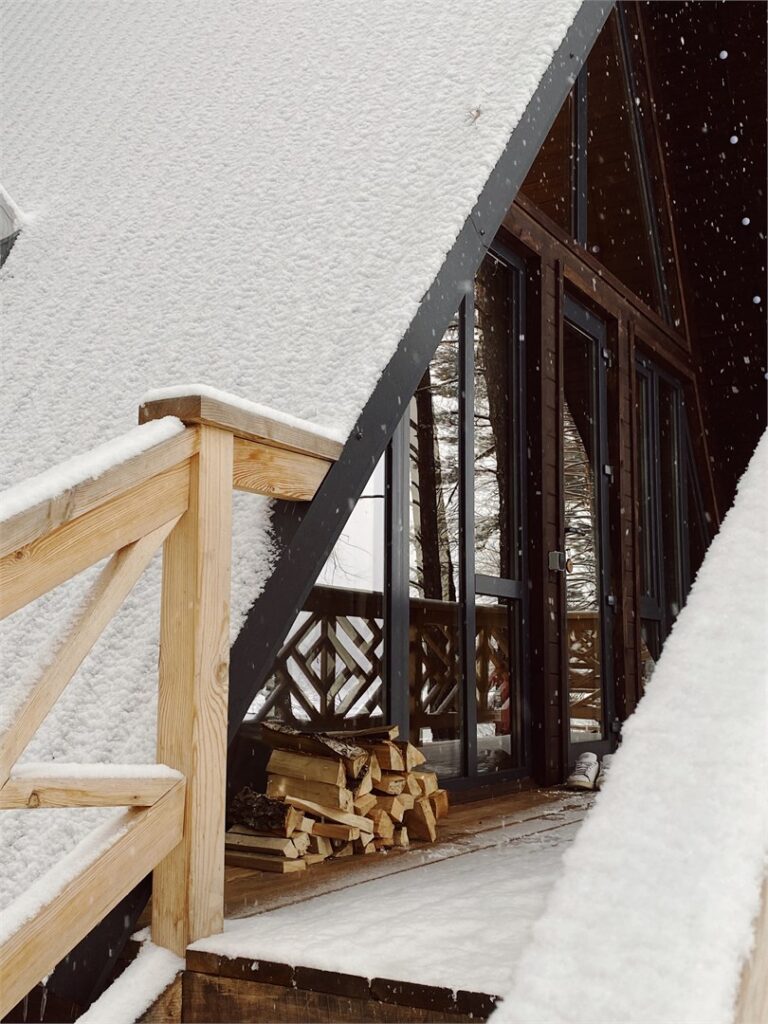 Premium A-Frame 70 м² с камином и двумя спальнями до 6 гостей: терраса в снегу