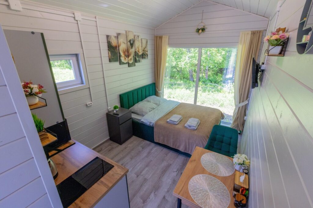 Мини-барнхаус 22 м² с фурако для двоих, три одинаковых дома: комната с зеркалом