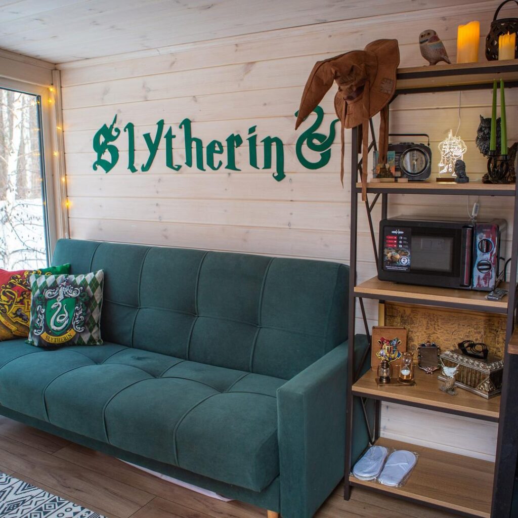 Дом Слизерин с банным чаном, до 4 гостей: гостиная с зелёным диваном