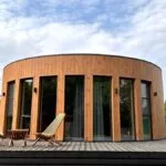 Круглый дом 50 м² с панорамными окнами до 4 гостей: круглый дом с террасой