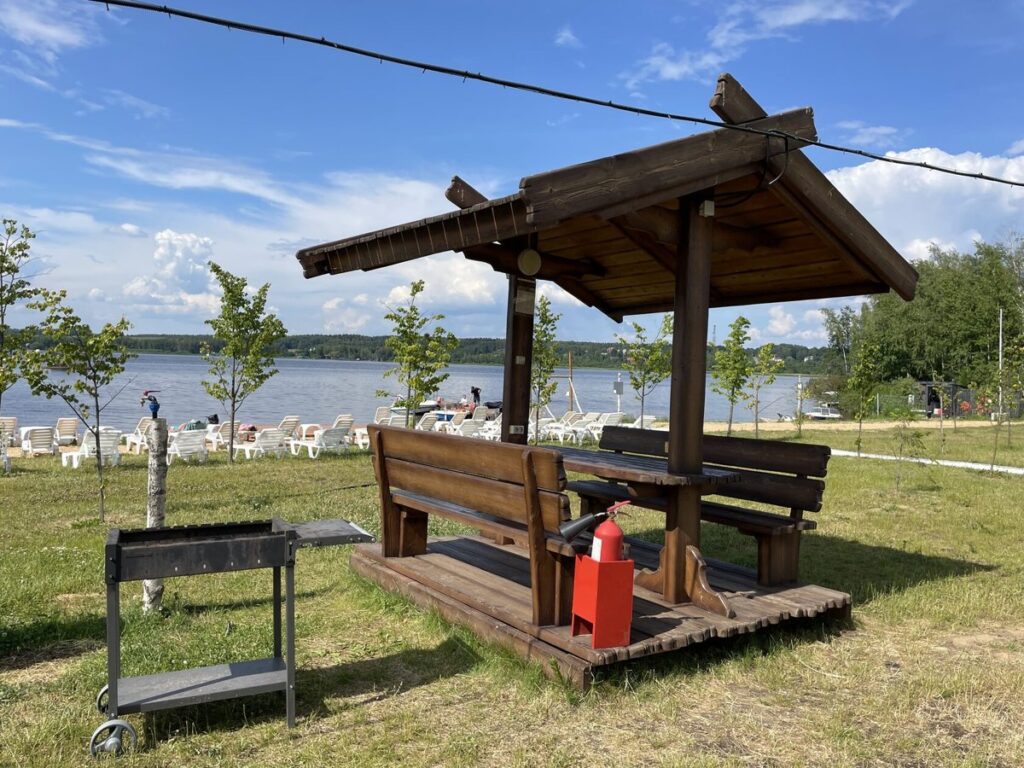 Две малые беседки на пляже до 8 гостей: беседка с мангалом у воды