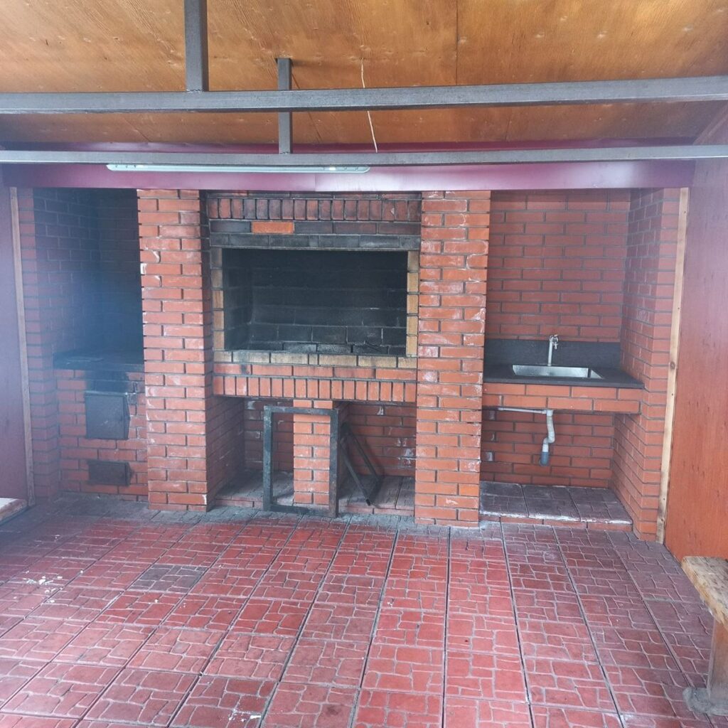 Гостевой дом 250 м² с беседкой и зоной барбекю до 25 гостей: закрытая зона барбекю