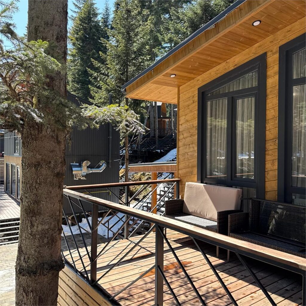 Шале Peak Chalet с панорамными окнами на горы до 8 гостей: лестница на террасу