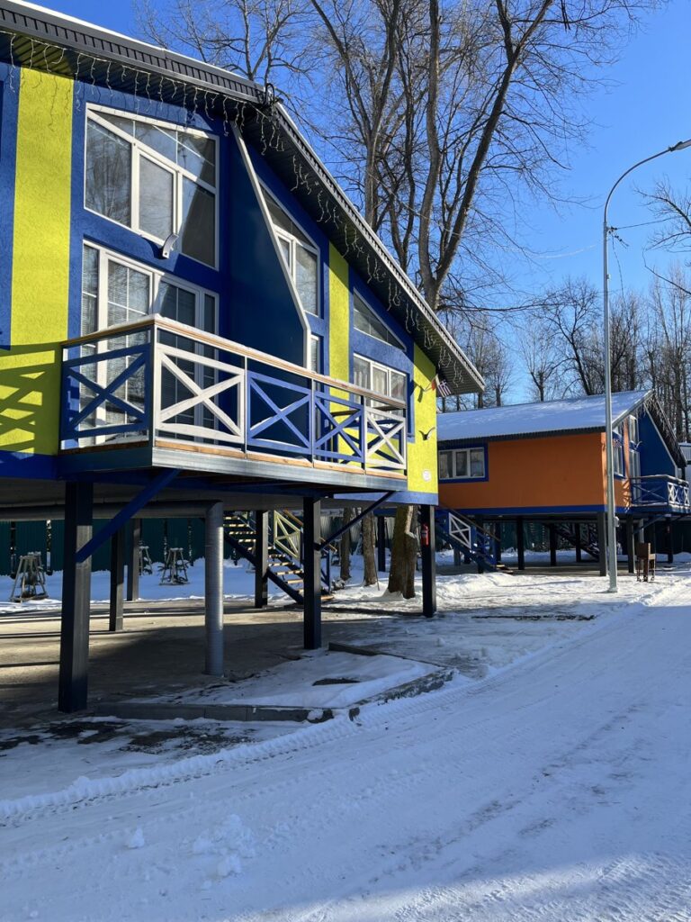 Беседки с мангалом на берегу Волги на 6-30 человек: дома на сваях в снегу