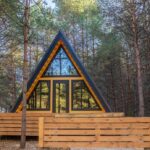 Глэмпинг CampFalcon у Горьковского моря, общий вид: А-домик в сосновом лесу