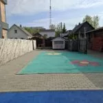 Избушка-Гриль на Перевалке в Петрозаводске, общий вид: двор избушки с площадкой