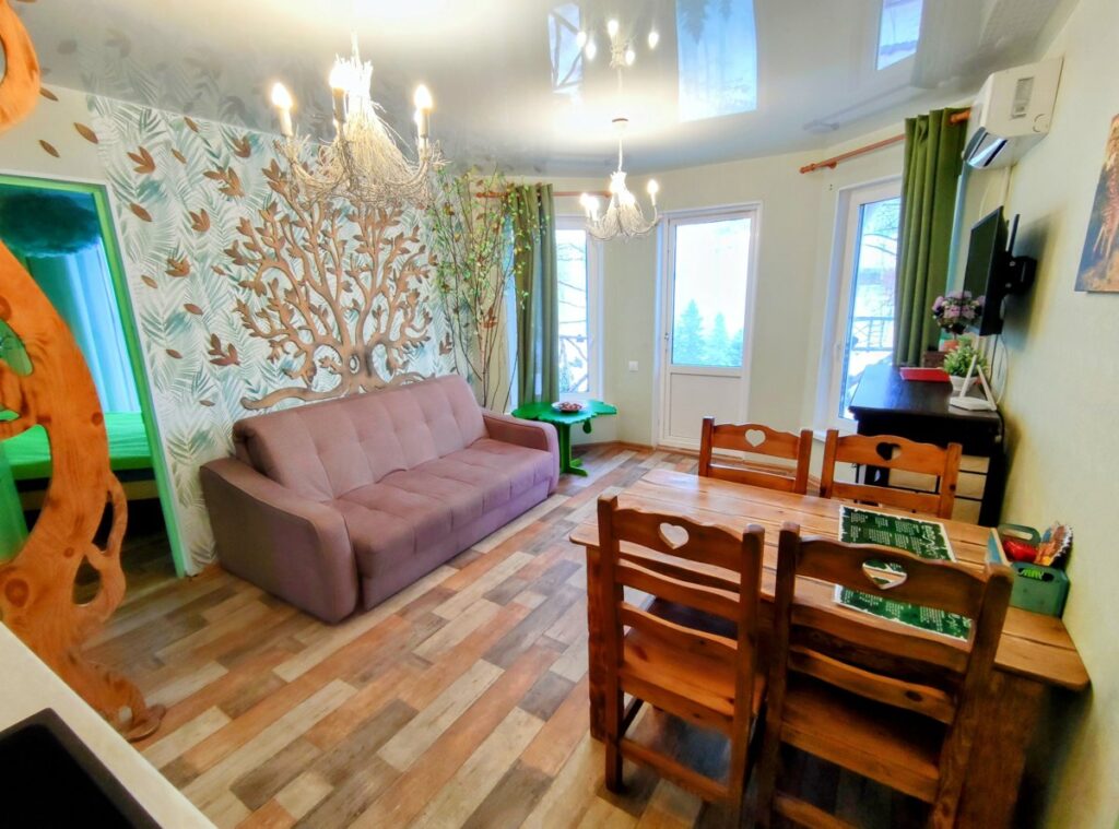Дом летучих обезьян на дереве 50 м² до 6 гостей: гостиная с люстрой