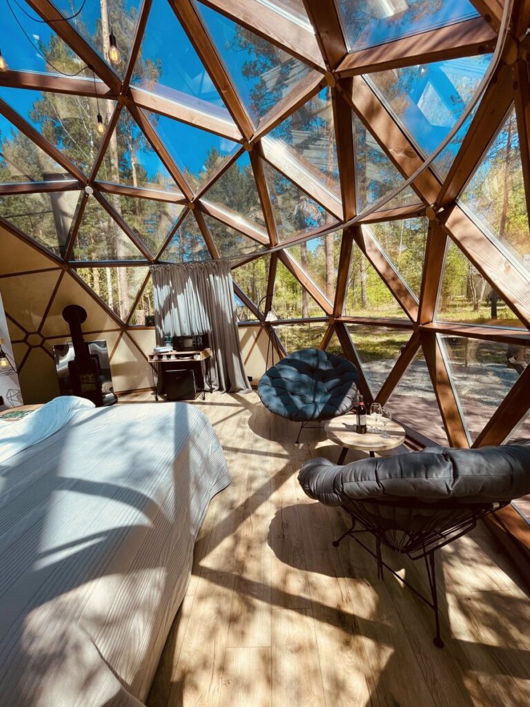 Стеклянный купол SFERA 360 с печью-камином до 4 гостей: печь-камин в куполе