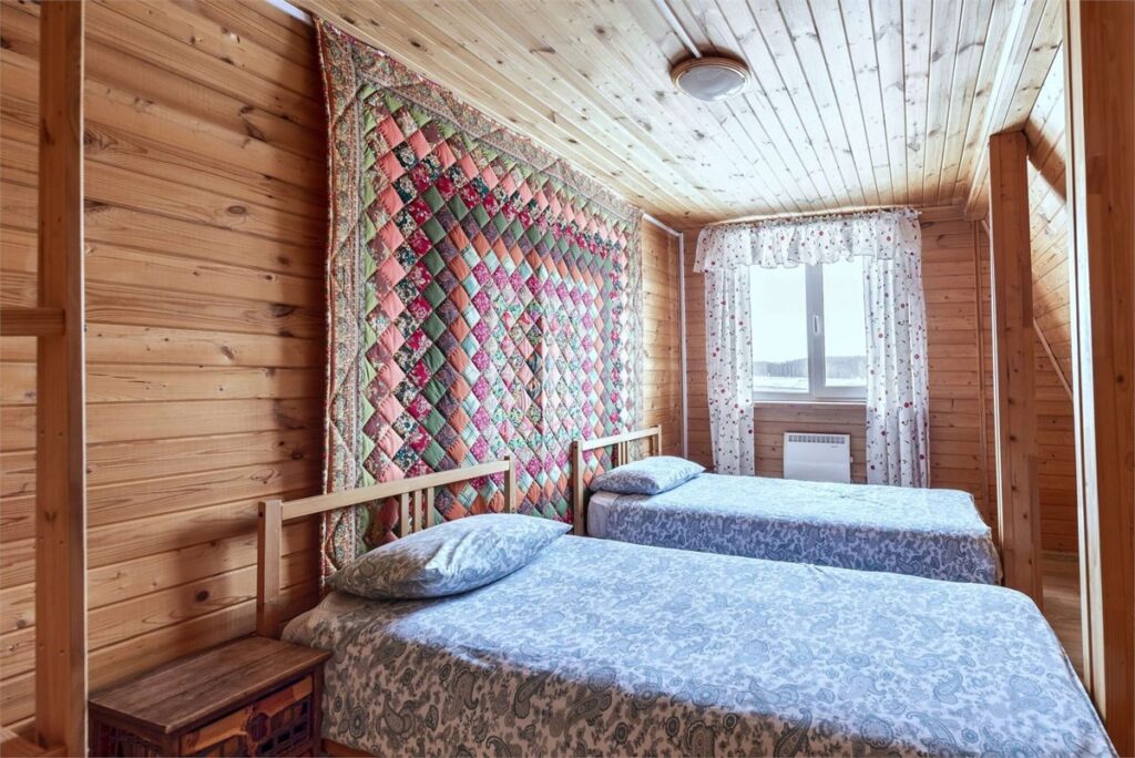 Двухэтажный дом 70 м² с тёплыми полами до 6 гостей: спальня с двуспальной кроватью