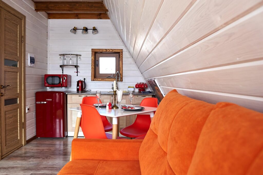 A-Frame 42 м² с купелью и креслом-гамаком до 4 гостей: оранжевый диван