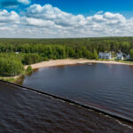 Парк-отель Green Land на Горьковском море, общий вид: берег и пляж с высоты