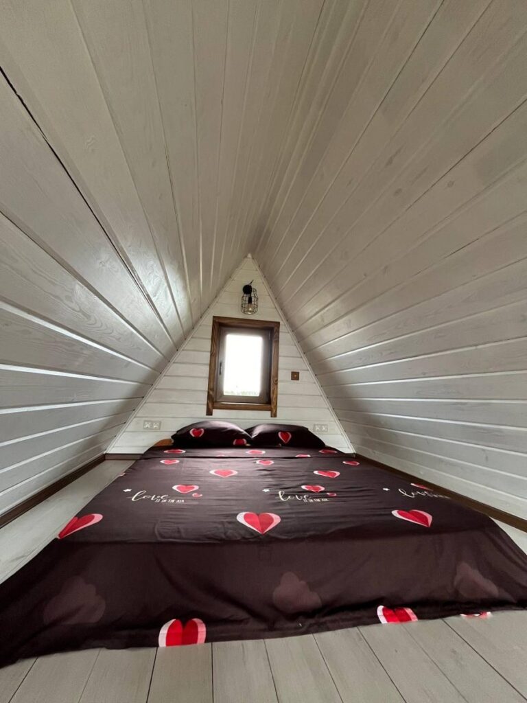 A-Frame 42 м² с купелью и креслом-гамаком до 4 гостей: спальня наверху