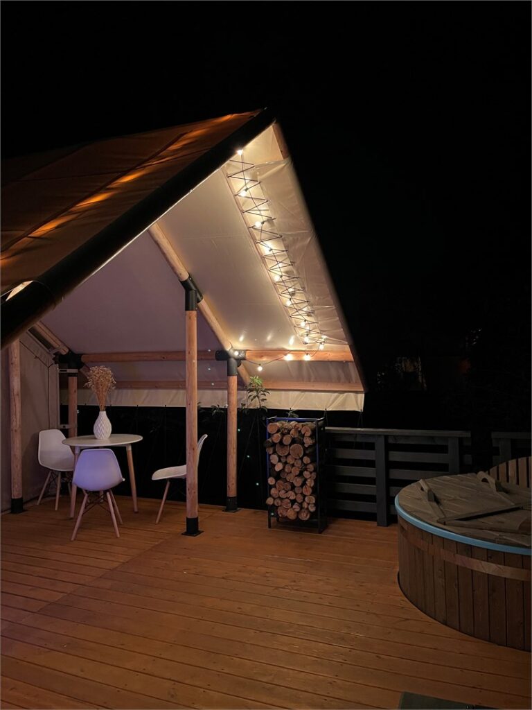 Tent-house 35 м² с крытой террасой и фурако до 3 гостей, 5 тентов: терраса вечером