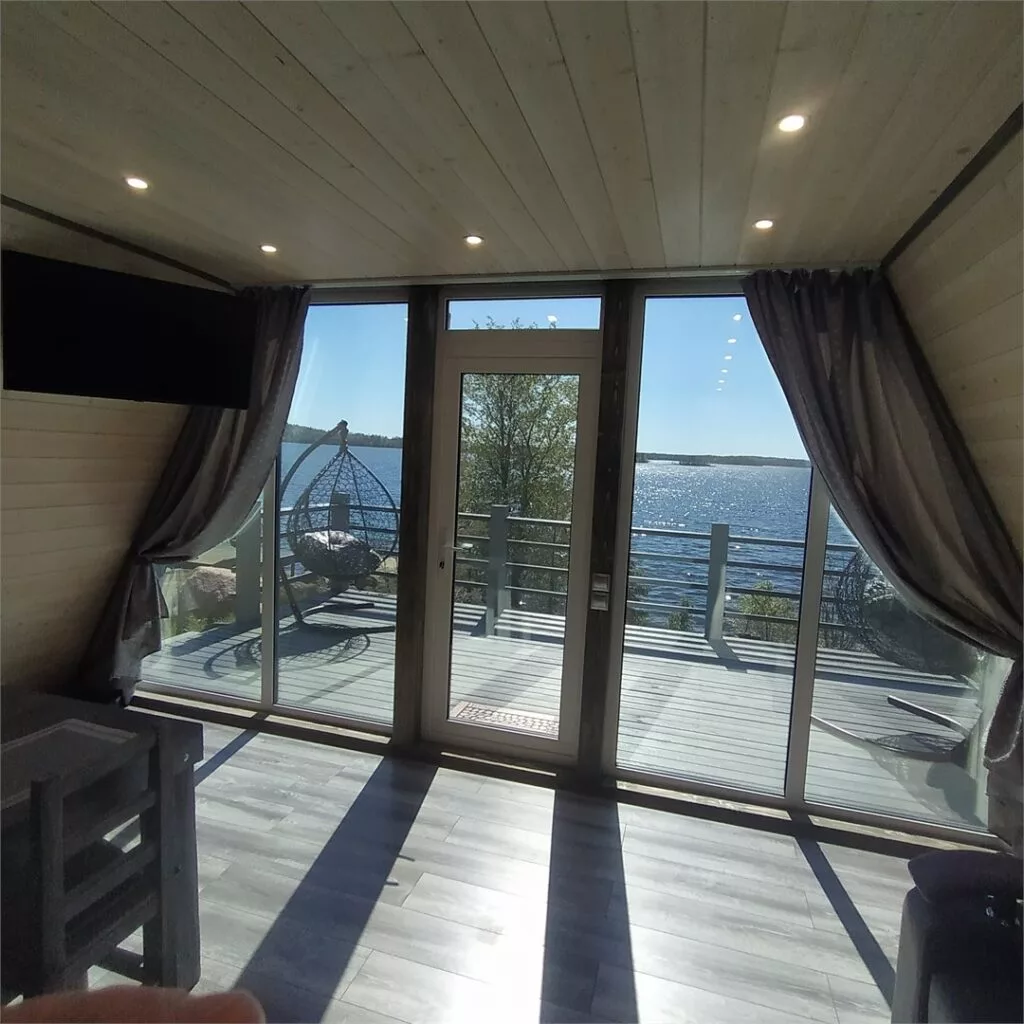 Шале Dream House среди валунов с террасой: панорамное окно гостиной