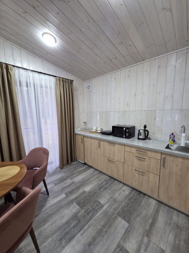 Барнхаус глэмпинга «Шишки» 47 м² до 4 гостей, База отдыха «Сосновый бор»: кухня