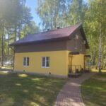 База отдыха Щукино на Волге, общий вид: гостевой дом среди берёз