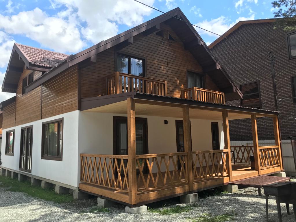 Шале на пять спален с камином, два одинаковых, до 10 гостей: веранда шале