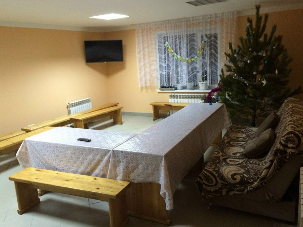 Гостевой дом 250 м² с беседкой и зоной барбекю до 25 гостей: столовая комната