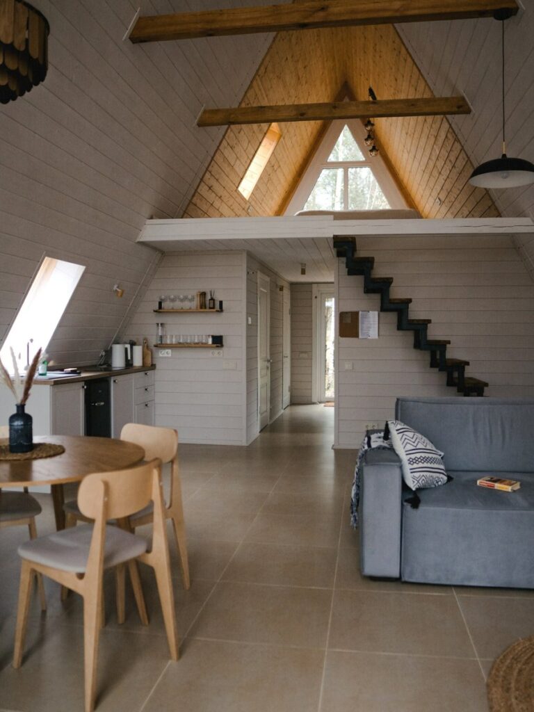 A-frame дом 90 м² с ванной у панорамного окна до 4 гостей: кухня-гостиная и лестница