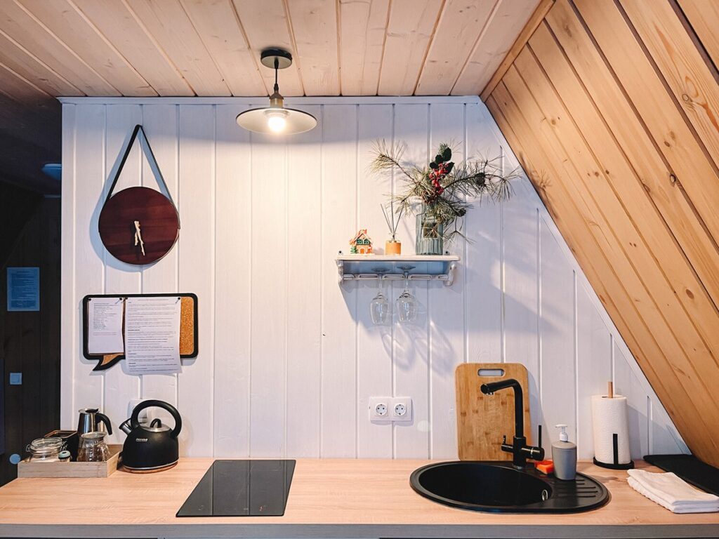 Маленький A-frame дом 36 м² с подвесным креслом, шесть одинаковых: кухня с индукционной плитой