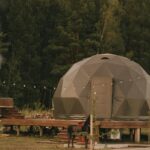 Агроглэмпинг Две Эпохи у Муранки, общий вид: купол и дымок от купели
