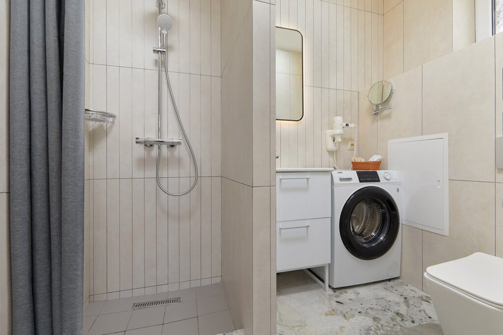 Коттедж ваби-саби двухкомнатный 40 м² до 4 гостей: душевая и стиральная машина