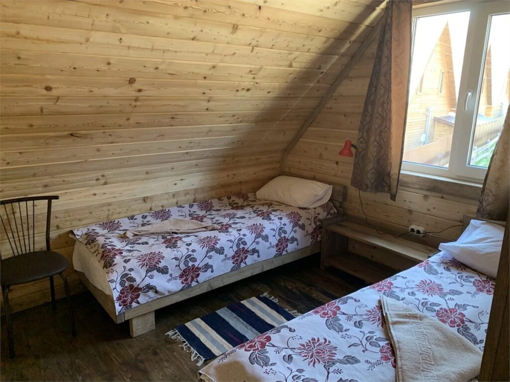 Двухэтажный дом 120 м² с тремя спальнями и верандой до 9 гостей: спальня с двумя кроватями