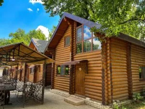 12 одинаковых двухэтажных срубов с беседкой и мангалом до 6 гостей