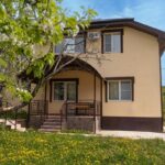 Коттедж «Молодёжка-1» 200 м² до 15 гостей: двухэтажный коттедж весной