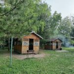 Гриль-парк БеседкинЪ в парке Эдельвейс, общий вид: беседки и мангалы на газоне