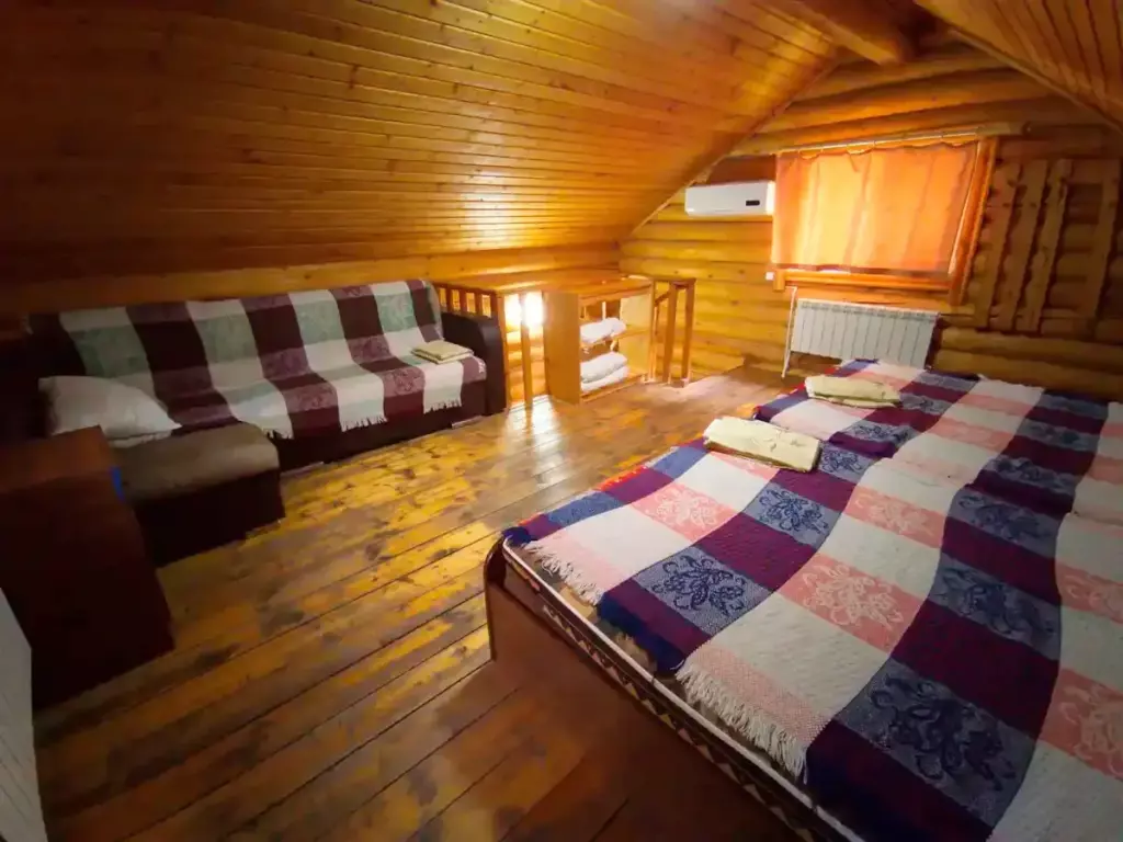 Срубовый коттедж «Люкс» №15 на 3 человека: диван в спальне