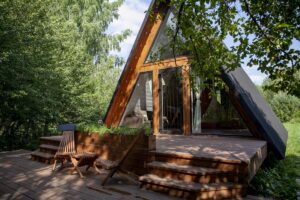 Треугольный дом 40 м² с чаном на террасе до 4 гостей