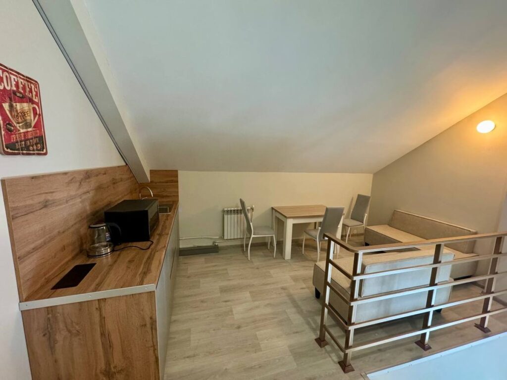 Дом 250 м² с четырьмя спальнями и своим пляжем до 12 гостей: вторая кухня на этаже