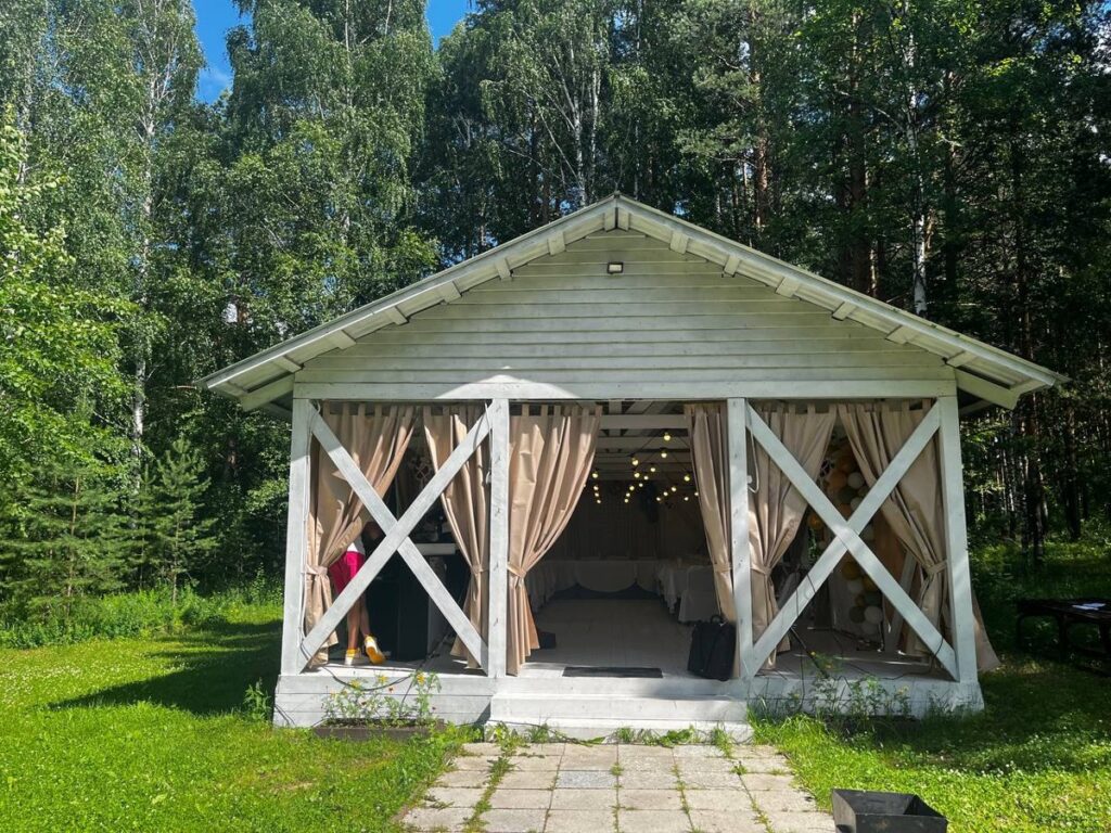 Уютная веранда с гирляндами и шторами до 40 гостей, Загородный комплекс «Солнечный остров» в Мостовском: белая веранда среди сосен