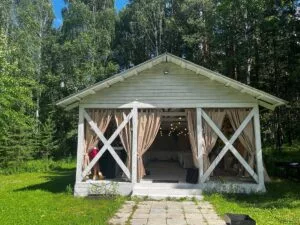 Уютная веранда с гирляндами и шторами до 40 гостей