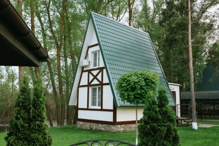 Двухэтажный коттедж-шалаш с балконом до 4 гостей