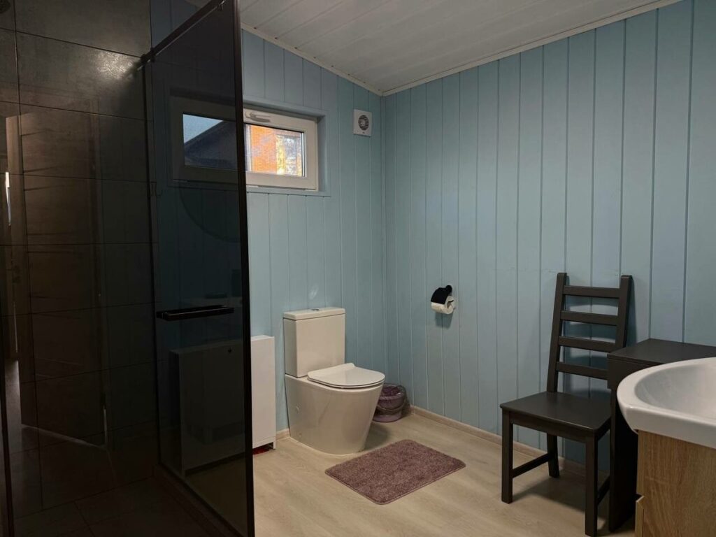 Коттедж La Luna 40 м² с террасой и мангалом до 5 гостей: душевая кабина