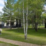 Загородный клуб Заповедное в Ильинке, общий вид: дома среди берёз