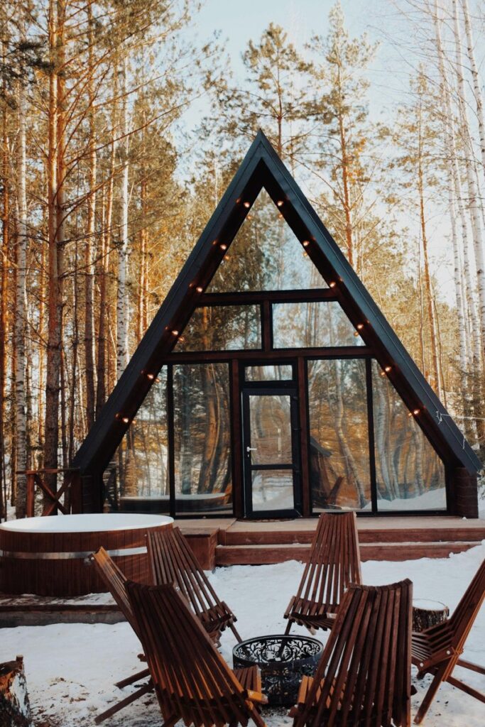 Средний A-frame со своей купелью на террасе до 6 гостей, A-frame домики Forest Tale в Дегтярске: дом и кресла зимой