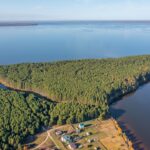 Глэмпинг CampFalcon у Горьковского моря, общий вид: мыс в Горьковском море с высоты