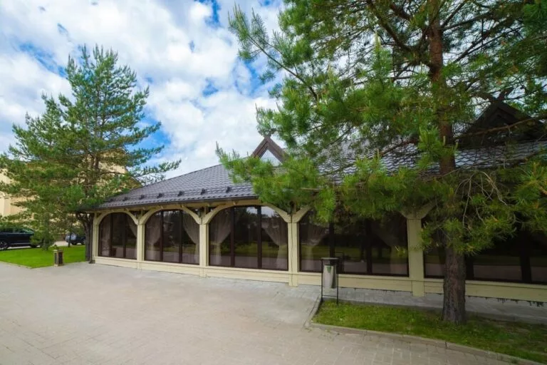 Всесезонный деревянный шатёр «Сосновый» с панорамными окнами до 250 гостей