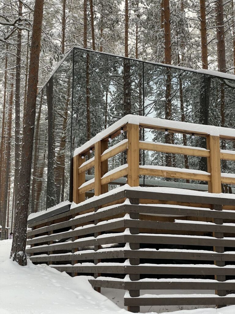 Зеркальный дом 20 м² с трёхсторонним остеклением на 2 гостей, Арт-глэмпинг «Mystic Hills»: зеркальный дом зимой