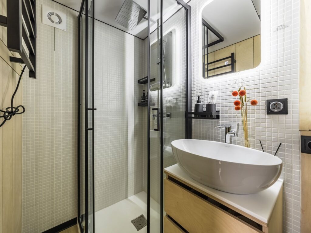 Двухуровневый дом-студия 24 м² до 4 гостей, дом №9, База отдыха BarnHouse: душевая кабина и раковина