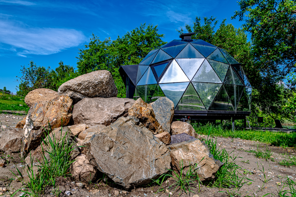 Зеркальная полусфера Neodome со стеклянным потолком до 4 гостей: полусфера летом