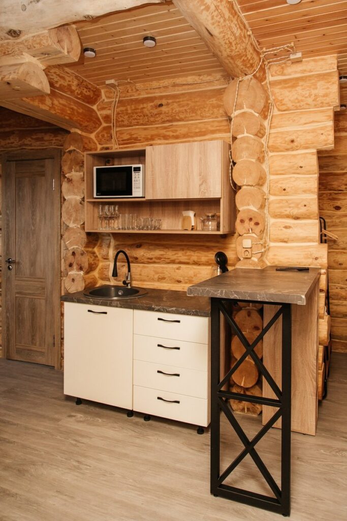 Брусовой дом с двумя спальнями и видом на озеро до 4 гостей: кухня с барной стойкой