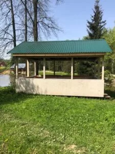 Беседки с мангальным местом на берегу озера до 20 человек