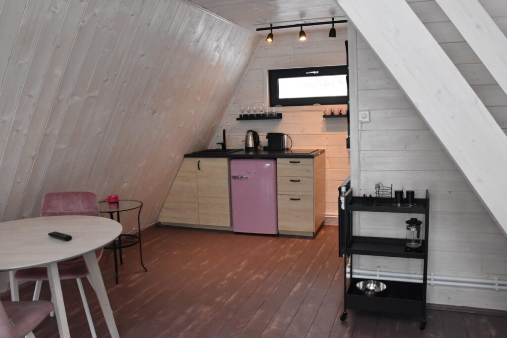 Три одинаковых A-frame домика с панорамным окном до 4 гостей: кухня «Клевера»