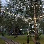 База отдыха Ecovillage Комлево под Боровском, общий вид: гирлянды над территорией
