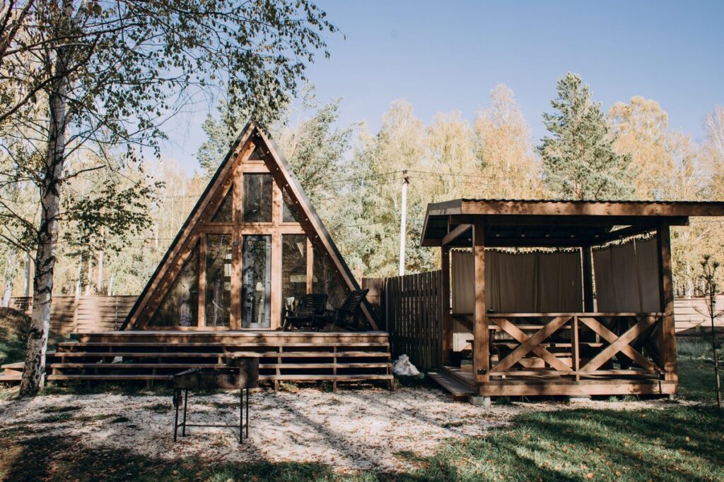 Малый A-frame Sun №2 с качелью и чаном до 4 гостей, Парк-отель «Дача» в Верхнем Дуброво: A-frame и беседка на участке